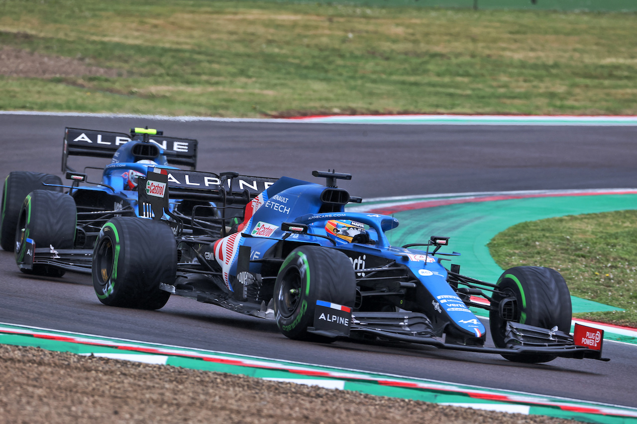 GP IMOLA, Fernando Alonso (ESP) Alpine F1 Team A521 davanti a team mate Esteban Ocon (FRA) Alpine F1 Team A521.
18.04.2021. Formula 1 World Championship, Rd 2, Emilia Romagna Grand Prix, Imola, Italy, Gara Day.
- www.xpbimages.com, EMail: requests@xpbimages.com © Copyright: Charniaux / XPB Images