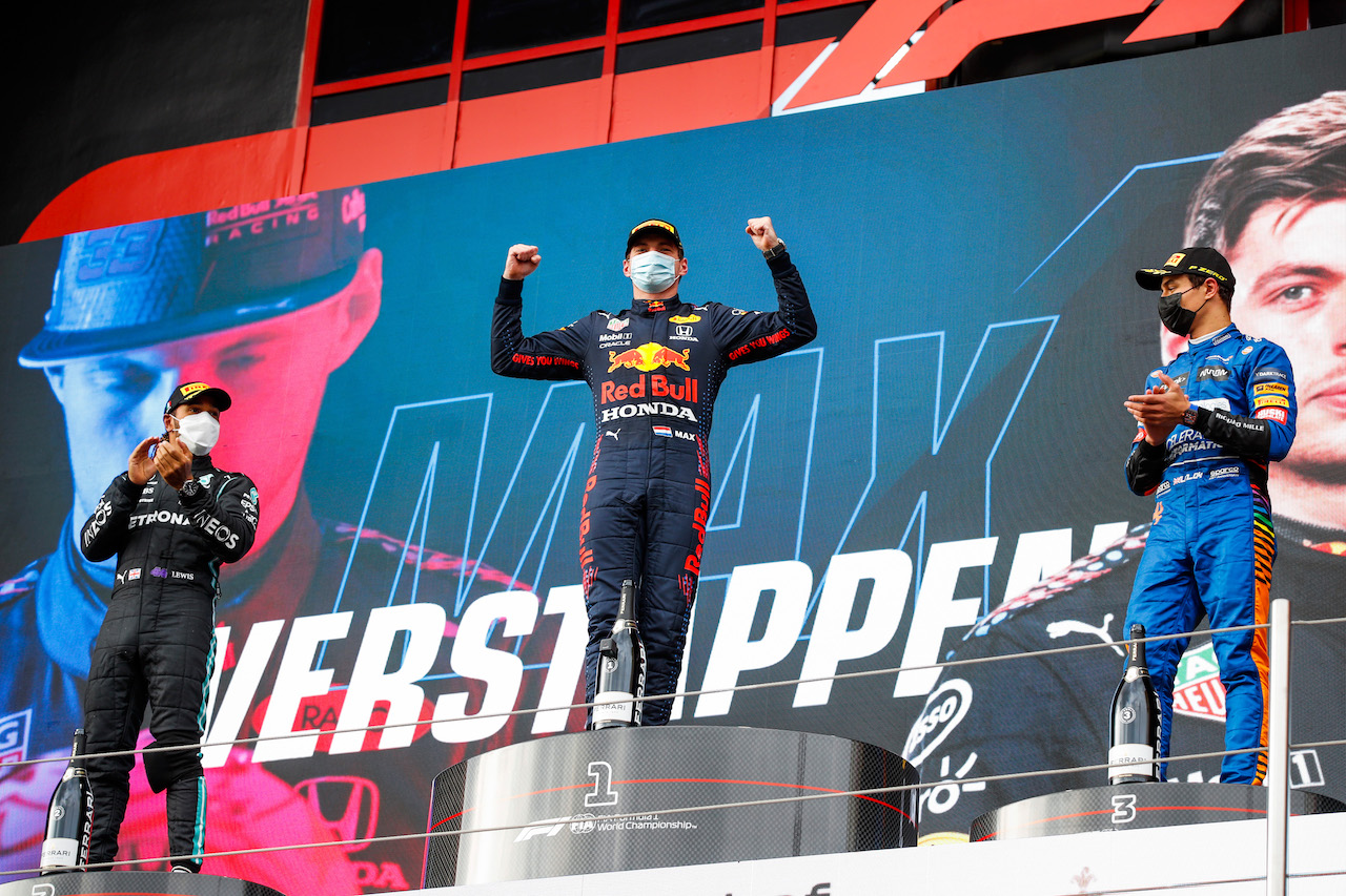 GP IMOLA, The podium (L to R): Lewis Hamilton (GBR) Mercedes AMG F1, second; Max Verstappen (NLD) Red Bull Racing, vincitore; Lando Norris (GBR) McLaren, third.
18.04.2021. Formula 1 World Championship, Rd 2, Emilia Romagna Grand Prix, Imola, Italy, Gara Day.
- www.xpbimages.com, EMail: requests@xpbimages.com © Copyright: FIA Pool Image for Editorial Use Only
