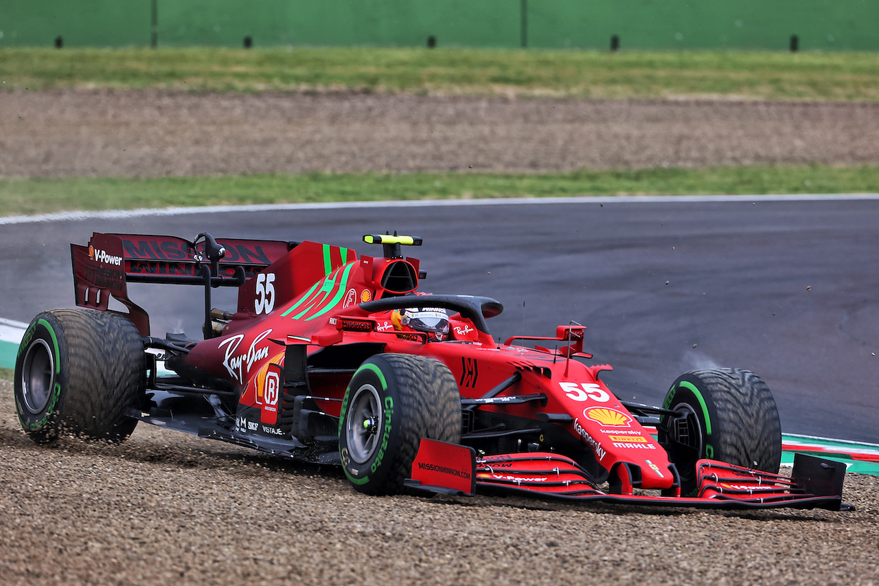 GP IMOLA, Carlos Sainz Jr (ESP) Ferrari SF-21 runs wide.
18.04.2021. Formula 1 World Championship, Rd 2, Emilia Romagna Grand Prix, Imola, Italy, Gara Day.
- www.xpbimages.com, EMail: requests@xpbimages.com © Copyright: Charniaux / XPB Images