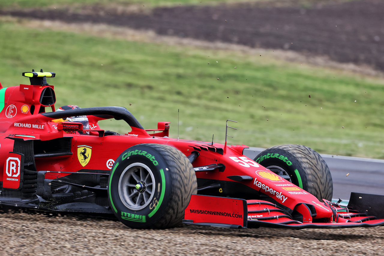 GP IMOLA, Carlos Sainz Jr (ESP) Ferrari SF-21 runs wide.
18.04.2021. Formula 1 World Championship, Rd 2, Emilia Romagna Grand Prix, Imola, Italy, Gara Day.
- www.xpbimages.com, EMail: requests@xpbimages.com © Copyright: Charniaux / XPB Images