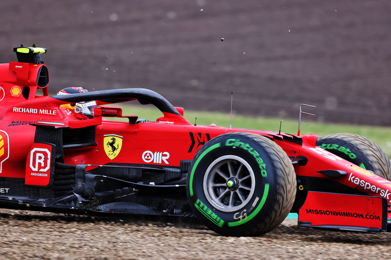 GP IMOLA, Carlos Sainz Jr (ESP) Ferrari SF-21 runs wide.
18.04.2021. Formula 1 World Championship, Rd 2, Emilia Romagna Grand Prix, Imola, Italy, Gara Day.
- www.xpbimages.com, EMail: requests@xpbimages.com © Copyright: Charniaux / XPB Images