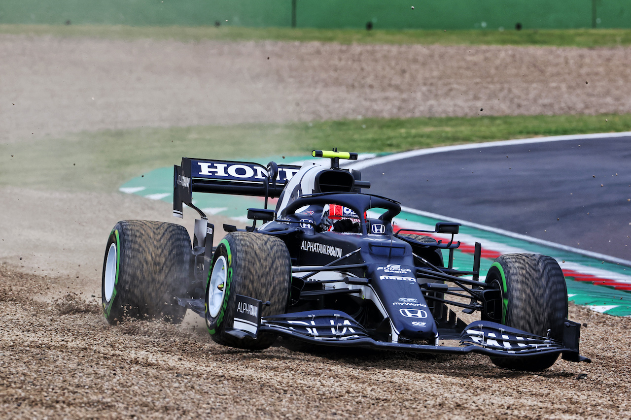 GP IMOLA, Pierre Gasly (FRA) AlphaTauri AT02 runs wide.
18.04.2021. Formula 1 World Championship, Rd 2, Emilia Romagna Grand Prix, Imola, Italy, Gara Day.
- www.xpbimages.com, EMail: requests@xpbimages.com © Copyright: Charniaux / XPB Images