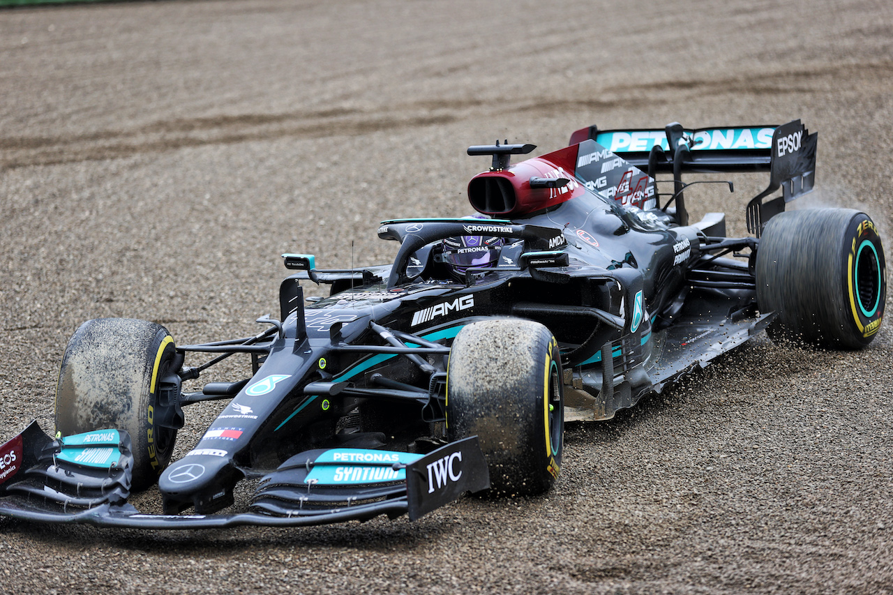 GP IMOLA, Lewis Hamilton (GBR) Mercedes AMG F1 W12 reverses back on to the circuit after going off at Tosa.
18.04.2021. Formula 1 World Championship, Rd 2, Emilia Romagna Grand Prix, Imola, Italy, Gara Day.
- www.xpbimages.com, EMail: requests@xpbimages.com © Copyright: Batchelor / XPB Images
