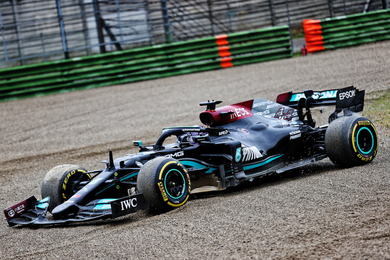 GP IMOLA, Lewis Hamilton (GBR) Mercedes AMG F1 W12 reverses back on to the circuit after going off at Tosa.
18.04.2021. Formula 1 World Championship, Rd 2, Emilia Romagna Grand Prix, Imola, Italy, Gara Day.
- www.xpbimages.com, EMail: requests@xpbimages.com © Copyright: Batchelor / XPB Images