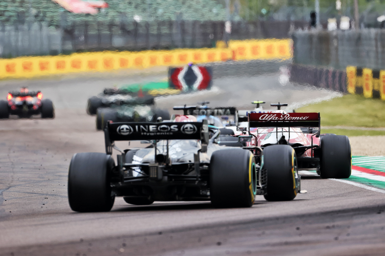 GP IMOLA, Kimi Raikkonen (FIN) Alfa Romeo Racing C41 davanti a Lewis Hamilton (GBR) Mercedes AMG F1 W12.
18.04.2021. Formula 1 World Championship, Rd 2, Emilia Romagna Grand Prix, Imola, Italy, Gara Day.
- www.xpbimages.com, EMail: requests@xpbimages.com © Copyright: Batchelor / XPB Images