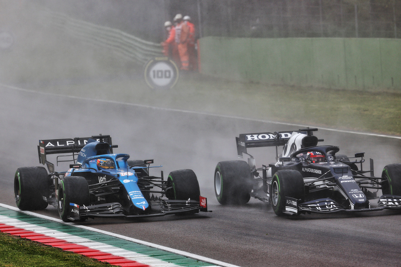 GP IMOLA, Fernando Alonso (ESP) Alpine F1 Team A521 e Yuki Tsunoda (JPN) AlphaTauri AT02 battle for position.
18.04.2021. Formula 1 World Championship, Rd 2, Emilia Romagna Grand Prix, Imola, Italy, Gara Day.
- www.xpbimages.com, EMail: requests@xpbimages.com © Copyright: Batchelor / XPB Images