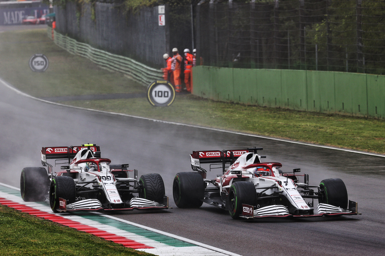 GP IMOLA, (L to R): Antonio Giovinazzi (ITA) Alfa Romeo Racing C41 e team mate Kimi Raikkonen (FIN) Alfa Romeo Racing C41 battle for position.
18.04.2021. Formula 1 World Championship, Rd 2, Emilia Romagna Grand Prix, Imola, Italy, Gara Day.
- www.xpbimages.com, EMail: requests@xpbimages.com © Copyright: Batchelor / XPB Images