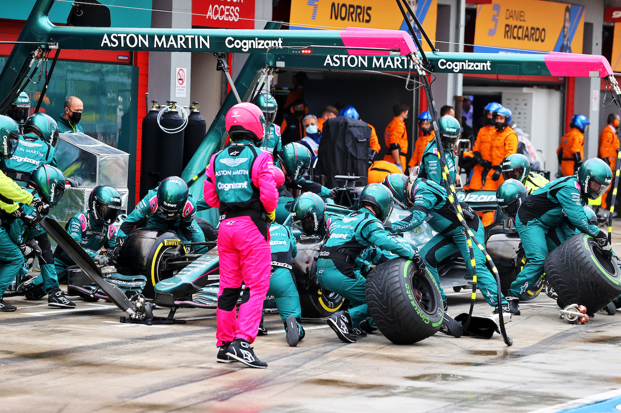 GP IMOLA, Lance Stroll (CDN) Aston Martin F1 Team AMR21 makes a pit stop.
18.04.2021. Formula 1 World Championship, Rd 2, Emilia Romagna Grand Prix, Imola, Italy, Gara Day.
- www.xpbimages.com, EMail: requests@xpbimages.com © Copyright: Moy / XPB Images