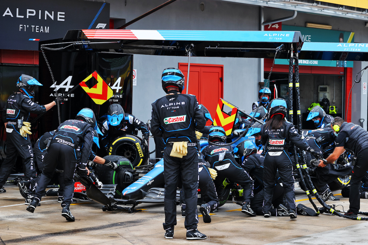 GP IMOLA, Fernando Alonso (ESP) Alpine F1 Team A521 makes a pit stop.
18.04.2021. Formula 1 World Championship, Rd 2, Emilia Romagna Grand Prix, Imola, Italy, Gara Day.
- www.xpbimages.com, EMail: requests@xpbimages.com © Copyright: Moy / XPB Images