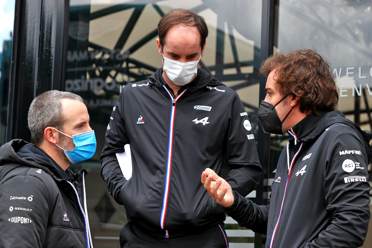 GP IMOLA, Fernando Alonso (ESP) Alpine F1 Team with Karel Loos (BEL) Alpine F1 Team Gara Engineer (Centre).
15.04.2021. Formula 1 World Championship, Rd 2, Emilia Romagna Grand Prix, Imola, Italy, Preparation Day.
- www.xpbimages.com, EMail: requests@xpbimages.com © Copyright: Moy / XPB Images