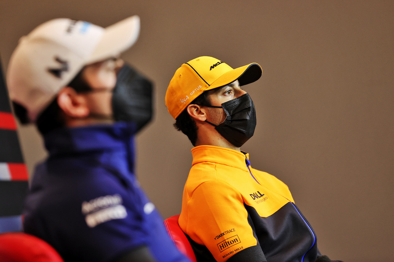 GP IMOLA, Daniel Ricciardo (AUS) McLaren e Nicholas Latifi (CDN) Williams Racing in the FIA Press Conference.
15.04.2021. Formula 1 World Championship, Rd 2, Emilia Romagna Grand Prix, Imola, Italy, Preparation Day.
- www.xpbimages.com, EMail: requests@xpbimages.com © Copyright: Charniaux / XPB Images