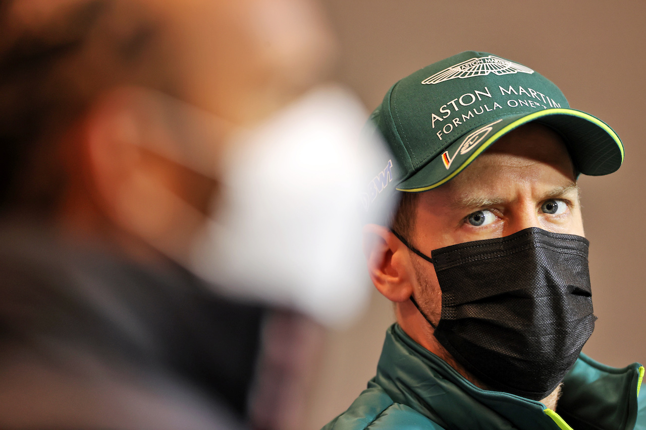 GP IMOLA, Sebastian Vettel (GER) Aston Martin F1 Team e Lewis Hamilton (GBR) Mercedes AMG F1 in the FIA Press Conference.
15.04.2021. Formula 1 World Championship, Rd 2, Emilia Romagna Grand Prix, Imola, Italy, Preparation Day.
- www.xpbimages.com, EMail: requests@xpbimages.com © Copyright: Charniaux / XPB Images