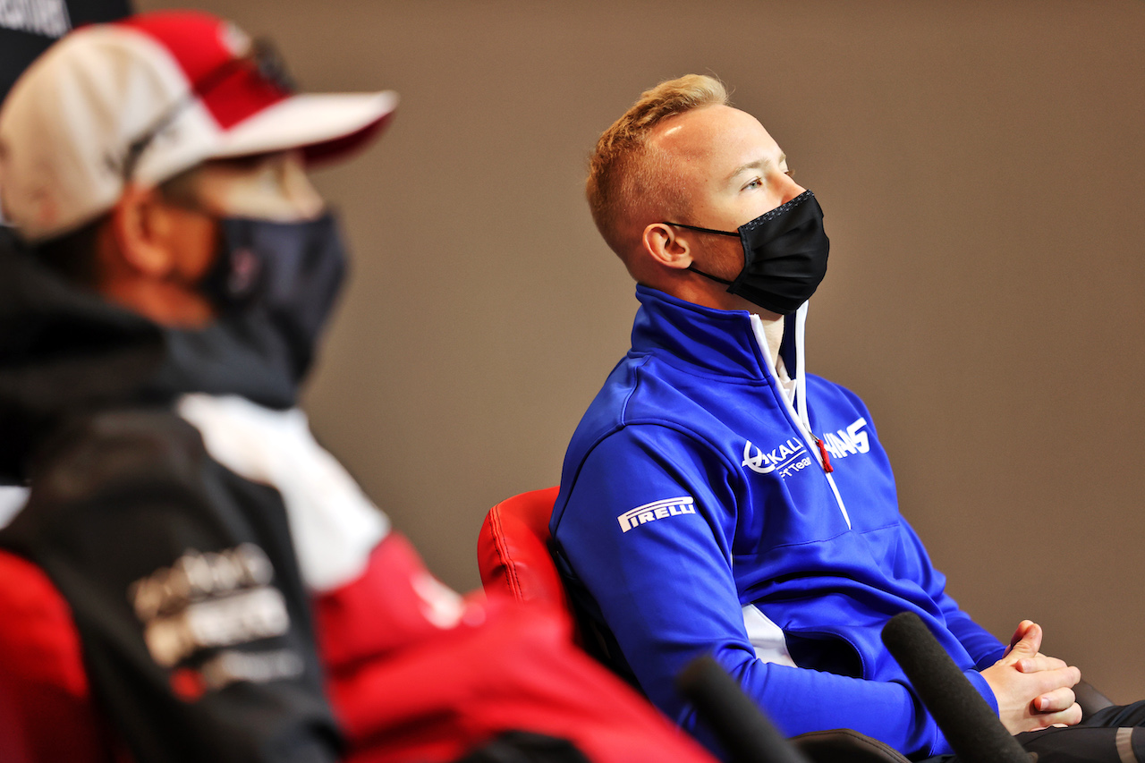 GP IMOLA, Nikita Mazepin (RUS) Haas F1 Team e Kimi Raikkonen (FIN) Alfa Romeo Racing in the FIA Press Conference.
15.04.2021. Formula 1 World Championship, Rd 2, Emilia Romagna Grand Prix, Imola, Italy, Preparation Day.
- www.xpbimages.com, EMail: requests@xpbimages.com © Copyright: Charniaux / XPB Images