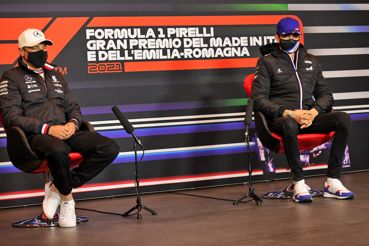 GP IMOLA, (L to R): Valtteri Bottas (FIN) Mercedes AMG F1 e Esteban Ocon (FRA) Alpine F1 Team in the FIA Press Conference.
15.04.2021. Formula 1 World Championship, Rd 2, Emilia Romagna Grand Prix, Imola, Italy, Preparation Day.
- www.xpbimages.com, EMail: requests@xpbimages.com © Copyright: Charniaux / XPB Images