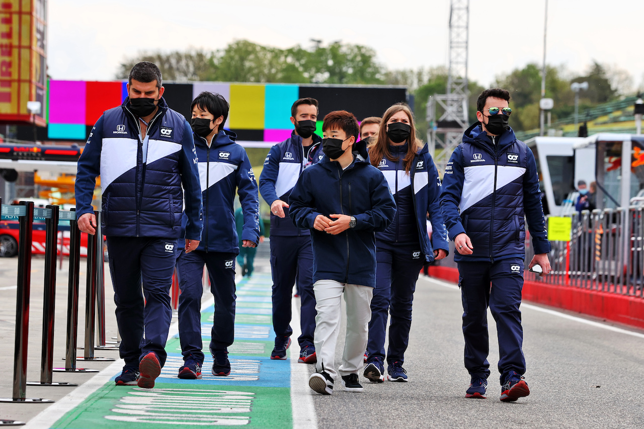 GP IMOLA, Yuki Tsunoda (JPN) AlphaTauri AT02 walks the circuit with the team.
15.04.2021. Formula 1 World Championship, Rd 2, Emilia Romagna Grand Prix, Imola, Italy, Preparation Day.
- www.xpbimages.com, EMail: requests@xpbimages.com © Copyright: Moy / XPB Images