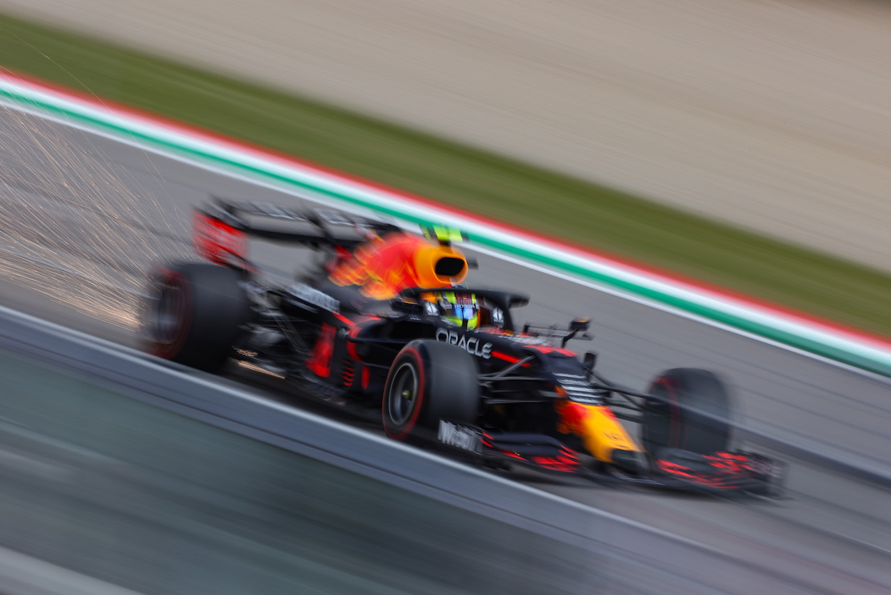 GP IMOLA, Sergio Perez (MEX), Red Bull Racing 
17.04.2021. Formula 1 World Championship, Rd 2, Emilia Romagna Grand Prix, Imola, Italy, Qualifiche Day.
- www.xpbimages.com, EMail: requests@xpbimages.com ¬© Copyright: Charniaux / XPB Images