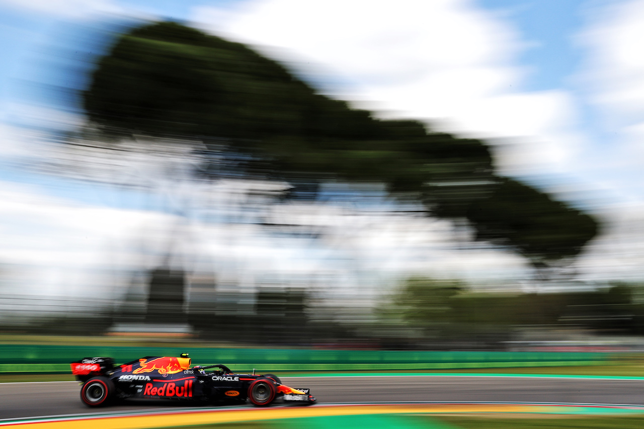 GP IMOLA, Sergio Perez (MEX) Red Bull Racing RB16B.
17.04.2021. Formula 1 World Championship, Rd 2, Emilia Romagna Grand Prix, Imola, Italy, Qualifiche Day.
- www.xpbimages.com, EMail: requests@xpbimages.com © Copyright: Batchelor / XPB Images