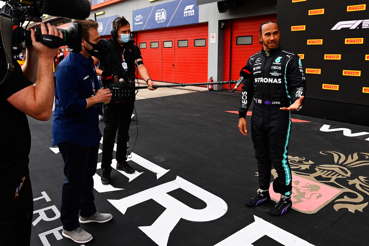 GP IMOLA, Pole sitter Lewis Hamilton (GBR) Mercedes AMG F1 in qualifying parc ferme.
17.04.2021. Formula 1 World Championship, Rd 2, Emilia Romagna Grand Prix, Imola, Italy, Qualifiche Day.
- www.xpbimages.com, EMail: requests@xpbimages.com © Copyright: FIA Pool Image for Editorial Use Only