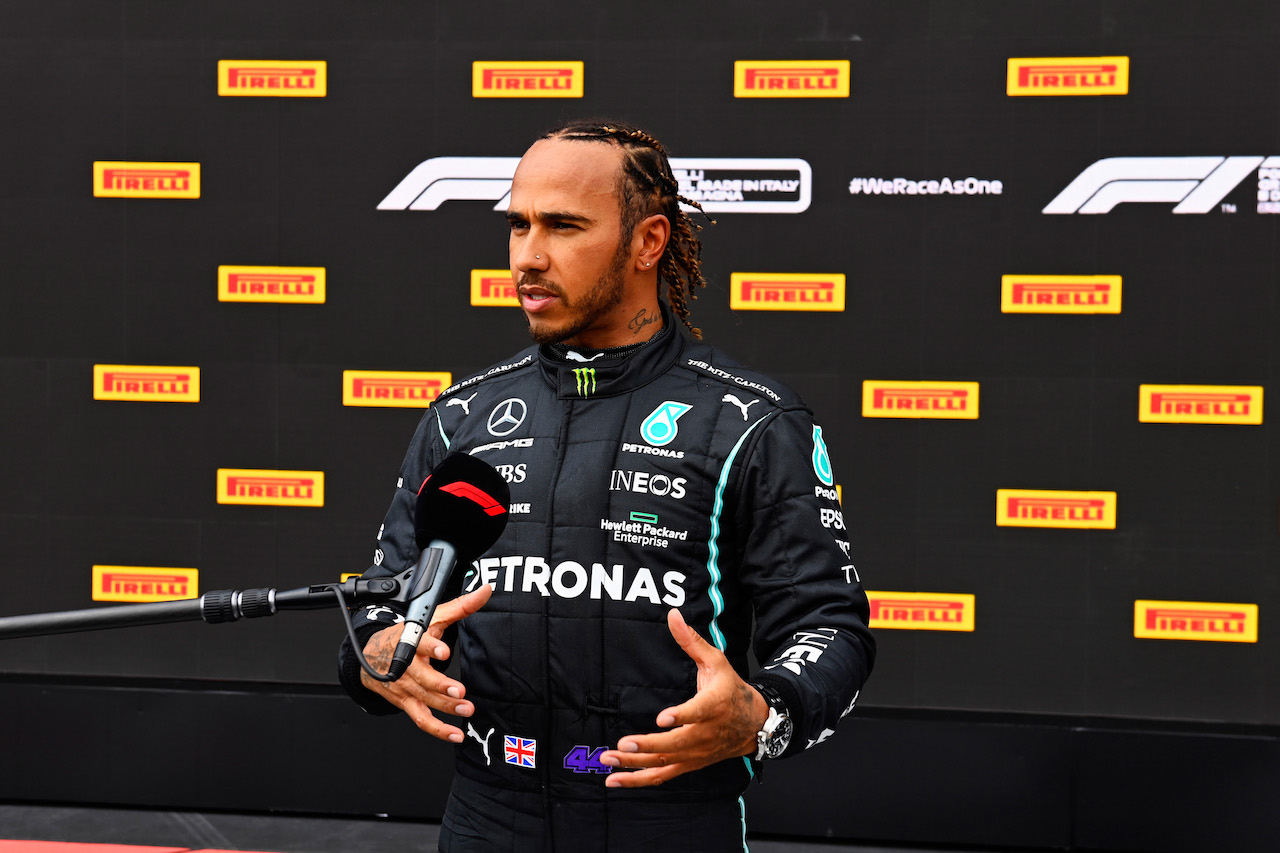 GP IMOLA, Pole sitter Lewis Hamilton (GBR) Mercedes AMG F1 in qualifying parc ferme.
17.04.2021. Formula 1 World Championship, Rd 2, Emilia Romagna Grand Prix, Imola, Italy, Qualifiche Day.
- www.xpbimages.com, EMail: requests@xpbimages.com © Copyright: FIA Pool Image for Editorial Use Only