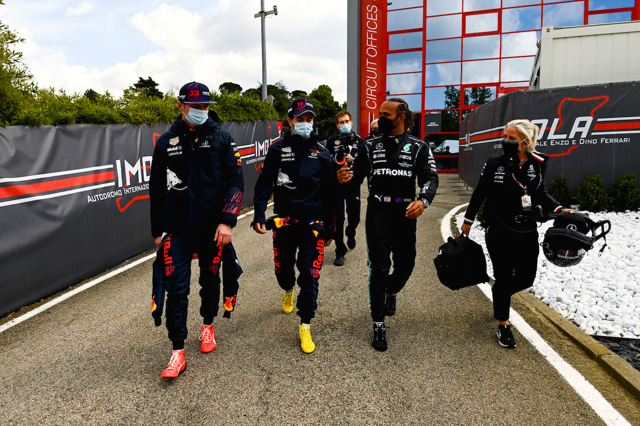 GP IMOLA, (L to R): Max Verstappen (NLD) Red Bull Racing with Sergio Perez (MEX) Red Bull Racing e Lewis Hamilton (GBR) Mercedes AMG F1.
17.04.2021. Formula 1 World Championship, Rd 2, Emilia Romagna Grand Prix, Imola, Italy, Qualifiche Day.
- www.xpbimages.com, EMail: requests@xpbimages.com © Copyright: FIA Pool Image for Editorial Use Only