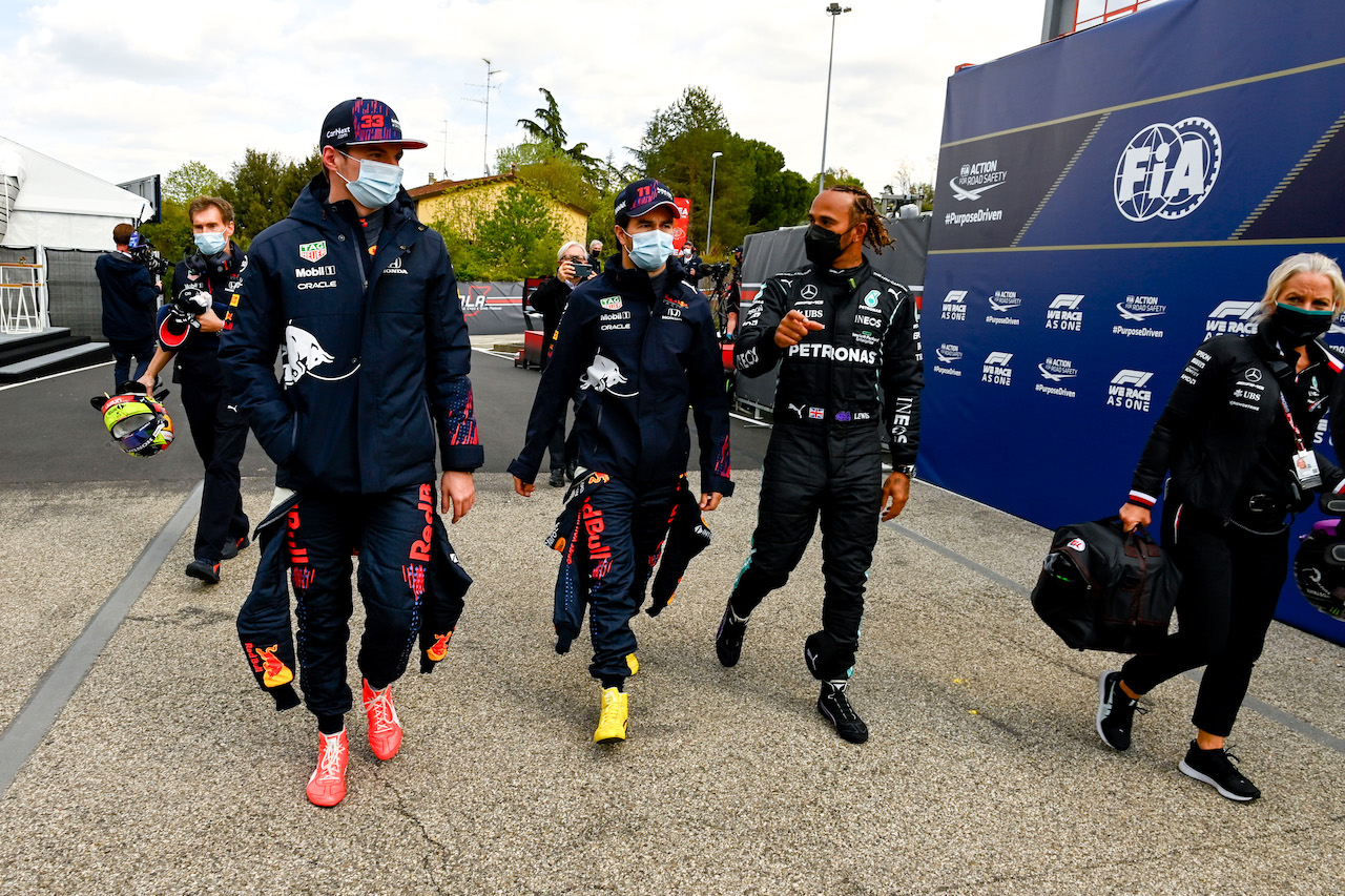 GP IMOLA, (L to R): Max Verstappen (NLD) Red Bull Racing with Sergio Perez (MEX) Red Bull Racing e Lewis Hamilton (GBR) Mercedes AMG F1.
17.04.2021. Formula 1 World Championship, Rd 2, Emilia Romagna Grand Prix, Imola, Italy, Qualifiche Day.
- www.xpbimages.com, EMail: requests@xpbimages.com © Copyright: FIA Pool Image for Editorial Use Only