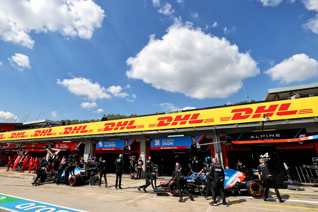 GP IMOLA, Fernando Alonso (ESP) Alpine F1 Team A521 e Esteban Ocon (FRA) Alpine F1 Team A521 in the pits.
17.04.2021. Formula 1 World Championship, Rd 2, Emilia Romagna Grand Prix, Imola, Italy, Qualifiche Day.
- www.xpbimages.com, EMail: requests@xpbimages.com © Copyright: Moy / XPB Images