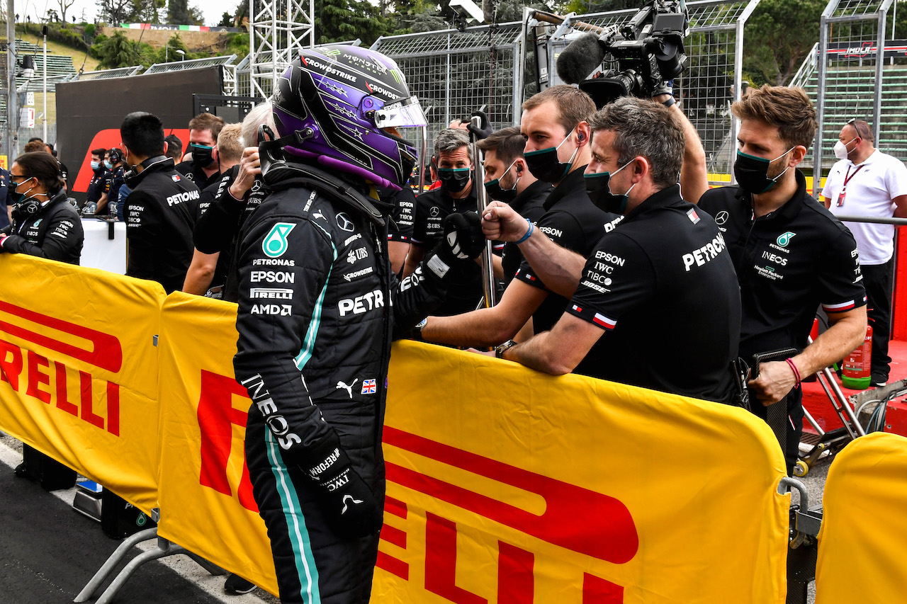 GP IMOLA, Lewis Hamilton (GBR) Mercedes AMG F1 celebrates his pole position with the team in qualifying parc ferme.
17.04.2021. Formula 1 World Championship, Rd 2, Emilia Romagna Grand Prix, Imola, Italy, Qualifiche Day.
- www.xpbimages.com, EMail: requests@xpbimages.com © Copyright: FIA Pool Image for Editorial Use Only