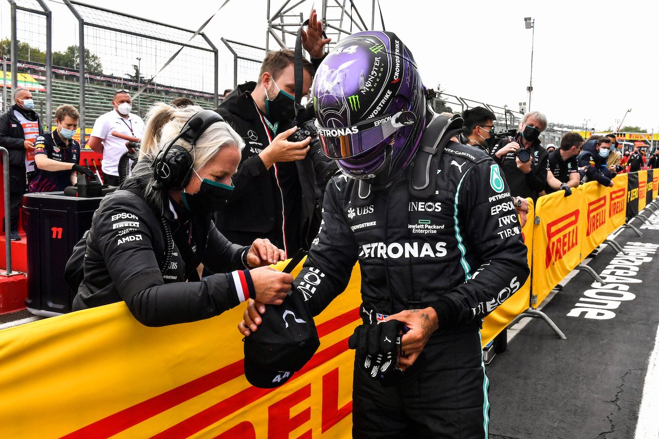 GP IMOLA, Lewis Hamilton (GBR) Mercedes AMG F1 celebrates his pole position with Angela Cullen (NZL) Mercedes AMG F1 Physiotherapist in qualifying parc ferme.
17.04.2021. Formula 1 World Championship, Rd 2, Emilia Romagna Grand Prix, Imola, Italy, Qualifiche Day.
- www.xpbimages.com, EMail: requests@xpbimages.com © Copyright: FIA Pool Image for Editorial Use Only
