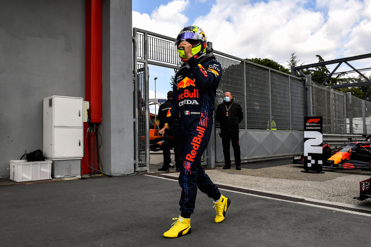 GP IMOLA, Sergio Perez (MEX) Red Bull Racing in qualifying parc ferme.
17.04.2021. Formula 1 World Championship, Rd 2, Emilia Romagna Grand Prix, Imola, Italy, Qualifiche Day.
- www.xpbimages.com, EMail: requests@xpbimages.com © Copyright: FIA Pool Image for Editorial Use Only