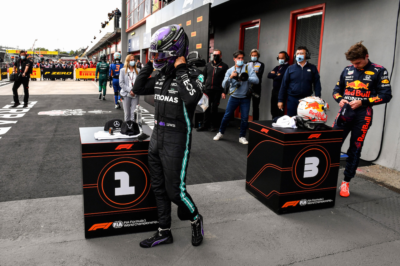 GP IMOLA, Pole sitter Lewis Hamilton (GBR) Mercedes AMG F1 e third placed Max Verstappen (NLD) Red Bull Racing in qualifying parc ferme.
17.04.2021. Formula 1 World Championship, Rd 2, Emilia Romagna Grand Prix, Imola, Italy, Qualifiche Day.
- www.xpbimages.com, EMail: requests@xpbimages.com © Copyright: FIA Pool Image for Editorial Use Only