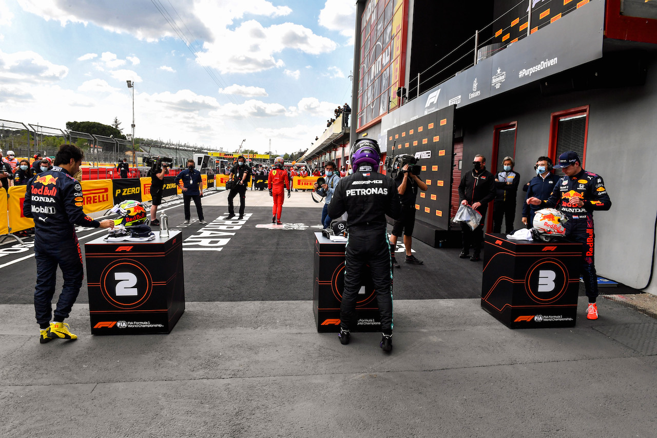GP IMOLA, Qualifiche parc ferme (L to R): Sergio Perez (MEX) Red Bull Racing, second; Lewis Hamilton (GBR) Mercedes AMG F1, pole position; Max Verstappen (NLD) Red Bull Racing, third.
17.04.2021. Formula 1 World Championship, Rd 2, Emilia Romagna Grand Prix, Imola, Italy, Qualifiche Day.
- www.xpbimages.com, EMail: requests@xpbimages.com © Copyright: FIA Pool Image for Editorial Use Only