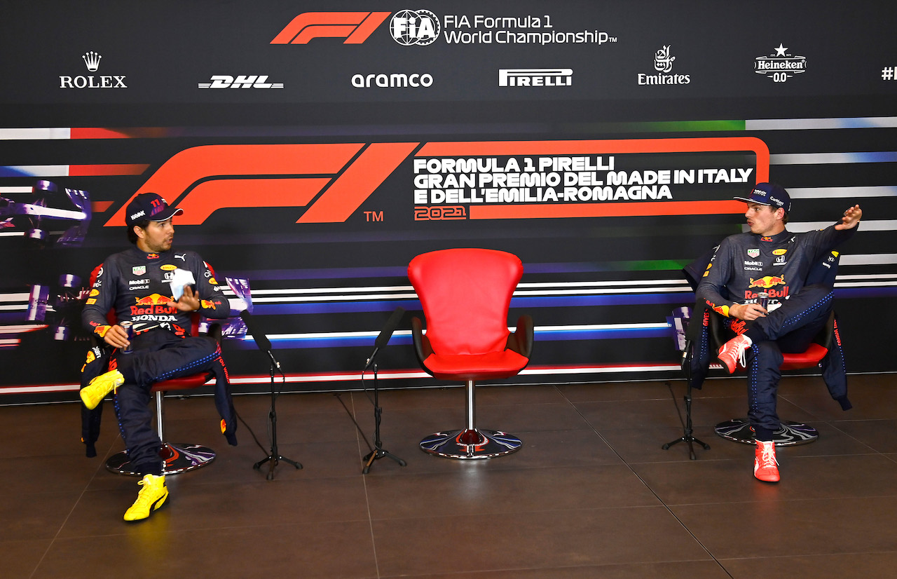 GP IMOLA, (L to R): Sergio Perez (MEX) Red Bull Racing e team mate Max Verstappen (NLD) Red Bull Racing in the post qualifying FIA Press Conference.
17.04.2021. Formula 1 World Championship, Rd 2, Emilia Romagna Grand Prix, Imola, Italy, Qualifiche Day.
- www.xpbimages.com, EMail: requests@xpbimages.com © Copyright: FIA Pool Image for Editorial Use Only