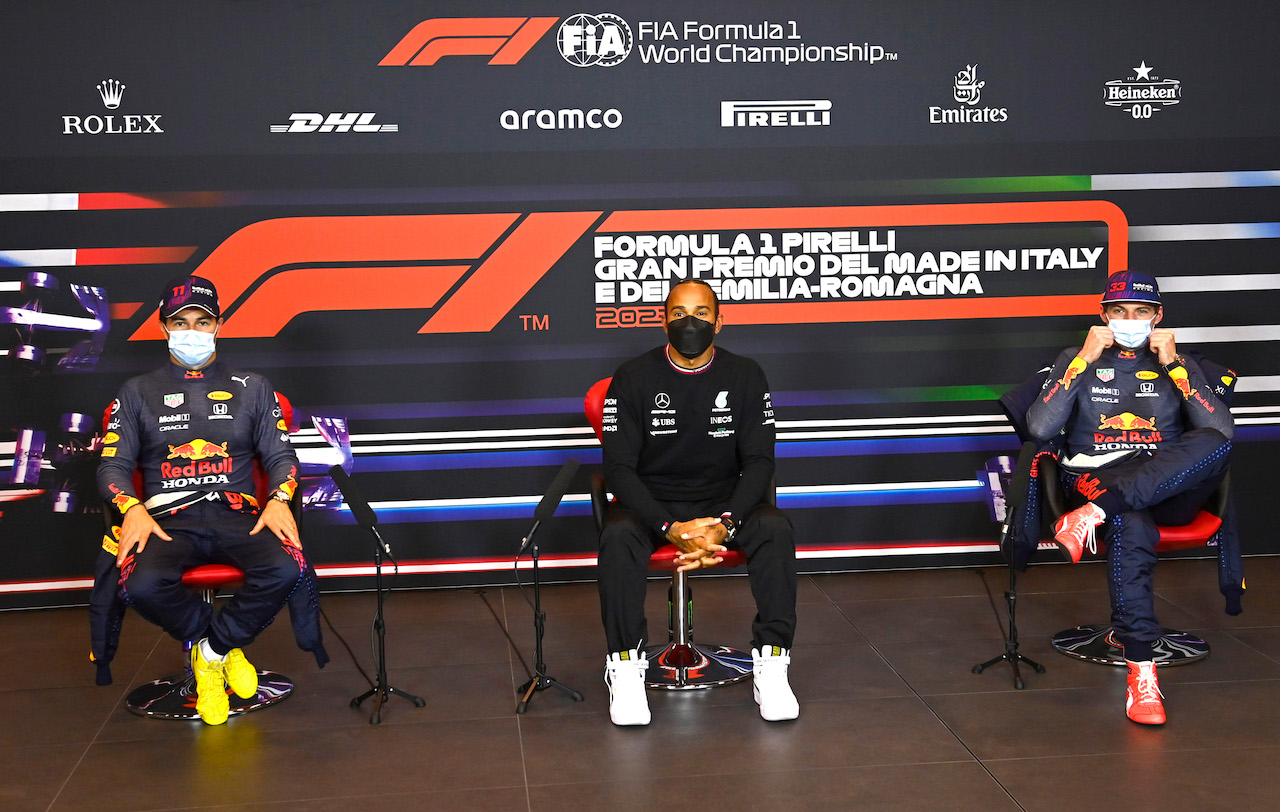 GP IMOLA, (L to R): Sergio Perez (MEX) Red Bull Racing; Lewis Hamilton (GBR) Mercedes AMG F1; e Max Verstappen (NLD) Red Bull Racing, in the post qualifying FIA Press Conference.
17.04.2021. Formula 1 World Championship, Rd 2, Emilia Romagna Grand Prix, Imola, Italy, Qualifiche Day.
- www.xpbimages.com, EMail: requests@xpbimages.com © Copyright: FIA Pool Image for Editorial Use Only