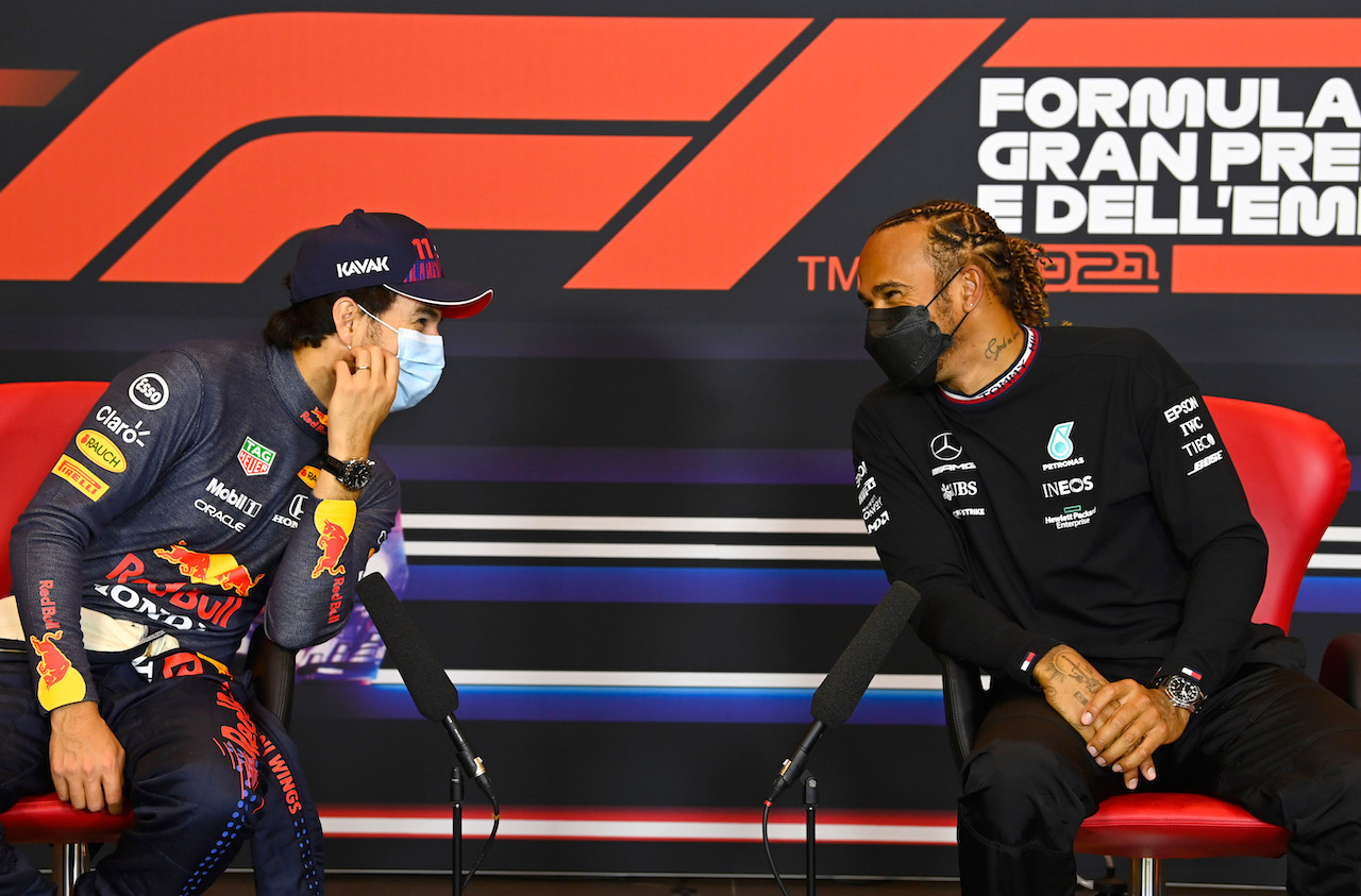 GP IMOLA, (L to R): Sergio Perez (MEX) Red Bull Racing e Lewis Hamilton (GBR) Mercedes AMG F1 in the post qualifying FIA Press Conference.
17.04.2021. Formula 1 World Championship, Rd 2, Emilia Romagna Grand Prix, Imola, Italy, Qualifiche Day.
- www.xpbimages.com, EMail: requests@xpbimages.com © Copyright: FIA Pool Image for Editorial Use Only