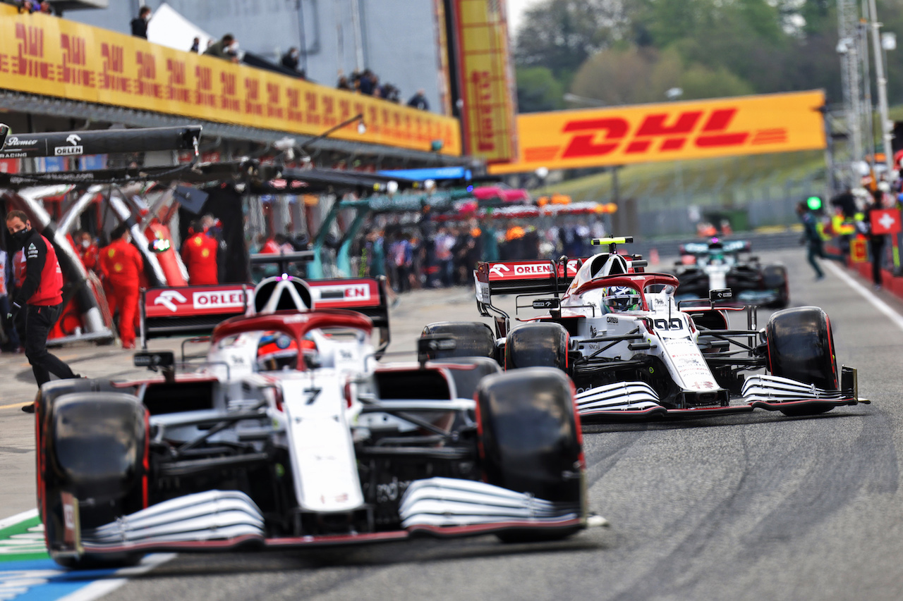 GP IMOLA, Antonio Giovinazzi (ITA) Alfa Romeo Racing C41 follows team mate Kimi Raikkonen (FIN) Alfa Romeo Racing C41 out of the pits.
17.04.2021. Formula 1 World Championship, Rd 2, Emilia Romagna Grand Prix, Imola, Italy, Qualifiche Day.
- www.xpbimages.com, EMail: requests@xpbimages.com © Copyright: Bearne / XPB Images