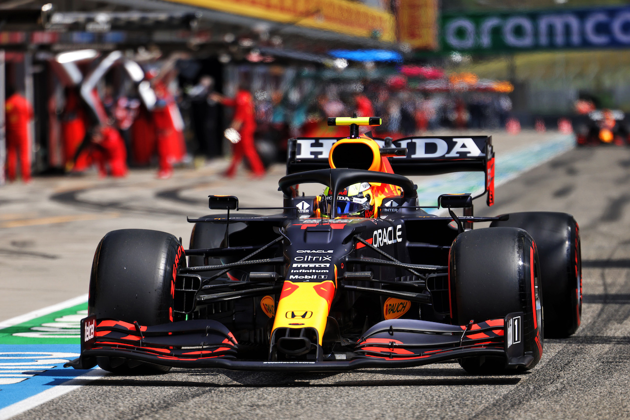 GP IMOLA, Sergio Perez (MEX) Red Bull Racing RB16B.
17.04.2021. Formula 1 World Championship, Rd 2, Emilia Romagna Grand Prix, Imola, Italy, Qualifiche Day.
- www.xpbimages.com, EMail: requests@xpbimages.com © Copyright: Bearne / XPB Images