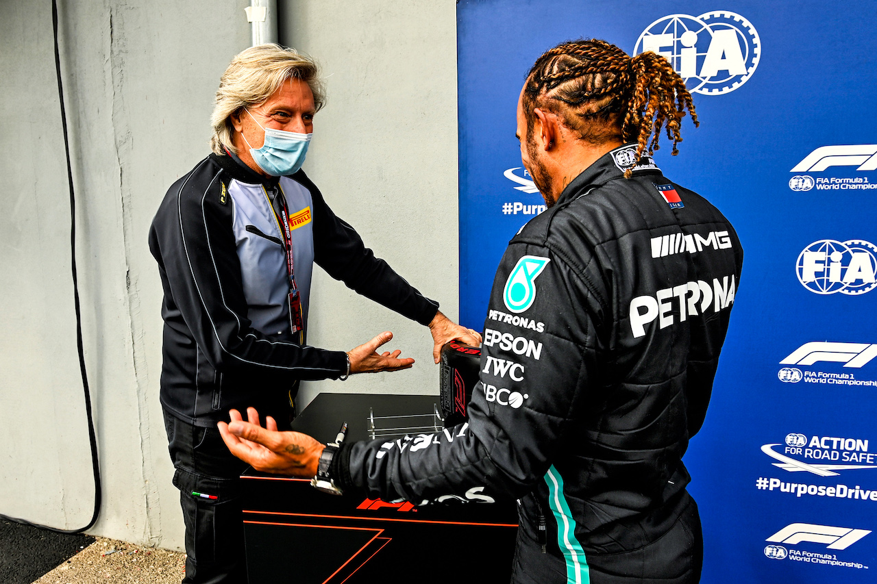 GP IMOLA, Pole sitter Lewis Hamilton (GBR) Mercedes AMG F1 with Max Damiani (ITA) Pirelli Racing Manager.
17.04.2021. Formula 1 World Championship, Rd 2, Emilia Romagna Grand Prix, Imola, Italy, Qualifiche Day.
- www.xpbimages.com, EMail: requests@xpbimages.com © Copyright: FIA Pool Image for Editorial Use Only