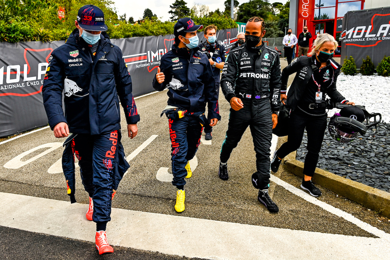 GP IMOLA, (L to R): Max Verstappen (NLD) Red Bull Racing with Sergio Perez (MEX) Red Bull Racing; Lewis Hamilton (GBR) Mercedes AMG F1; e Angela Cullen (NZL) Mercedes AMG F1 Physiotherapist.
17.04.2021. Formula 1 World Championship, Rd 2, Emilia Romagna Grand Prix, Imola, Italy, Qualifiche Day.
- www.xpbimages.com, EMail: requests@xpbimages.com © Copyright: FIA Pool Image for Editorial Use Only