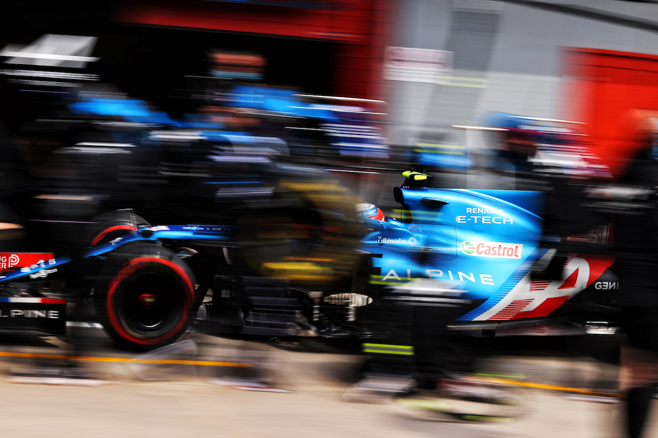 GP IMOLA, Esteban Ocon (FRA) Alpine F1 Team A521 practices a pit stop.
17.04.2021. Formula 1 World Championship, Rd 2, Emilia Romagna Grand Prix, Imola, Italy, Qualifiche Day.
- www.xpbimages.com, EMail: requests@xpbimages.com © Copyright: Moy / XPB Images