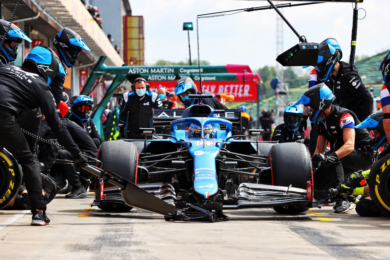 GP IMOLA, Fernando Alonso (ESP) Alpine F1 Team A521 practices a pit stop.
17.04.2021. Formula 1 World Championship, Rd 2, Emilia Romagna Grand Prix, Imola, Italy, Qualifiche Day.
- www.xpbimages.com, EMail: requests@xpbimages.com © Copyright: Moy / XPB Images