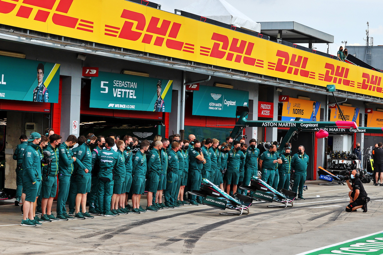 GP IMOLA, Aston Martin F1 Team observe a minute's silence for HRH Prince Philip, Duke of Edinburgh.
17.04.2021. Formula 1 World Championship, Rd 2, Emilia Romagna Grand Prix, Imola, Italy, Qualifiche Day.
- www.xpbimages.com, EMail: requests@xpbimages.com © Copyright: Moy / XPB Images