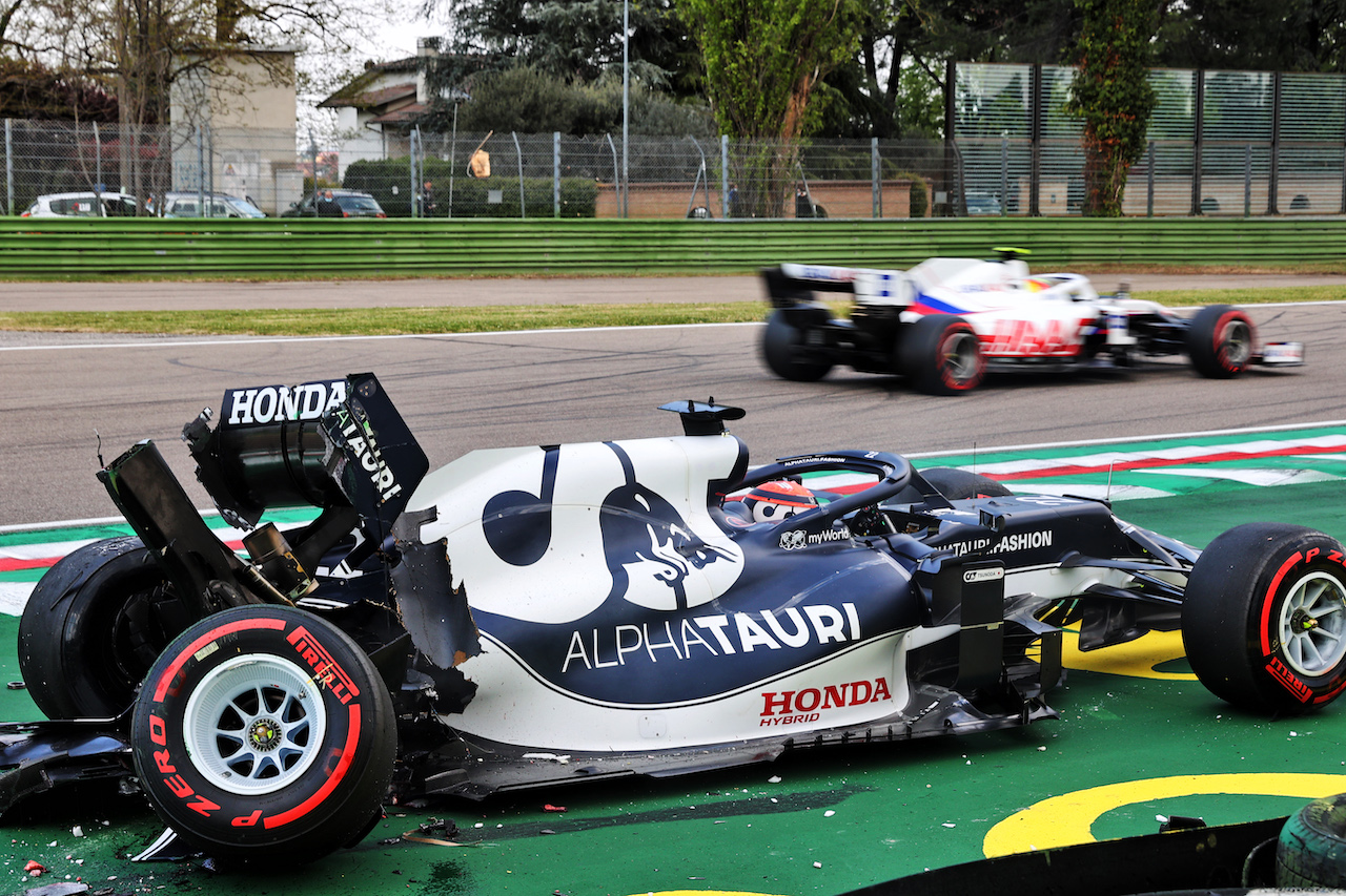 GP IMOLA, Yuki Tsunoda (JPN) AlphaTauri AT02 crashed during qualifying.
17.04.2021. Formula 1 World Championship, Rd 2, Emilia Romagna Grand Prix, Imola, Italy, Qualifiche Day.
- www.xpbimages.com, EMail: requests@xpbimages.com © Copyright: Batchelor / XPB Images