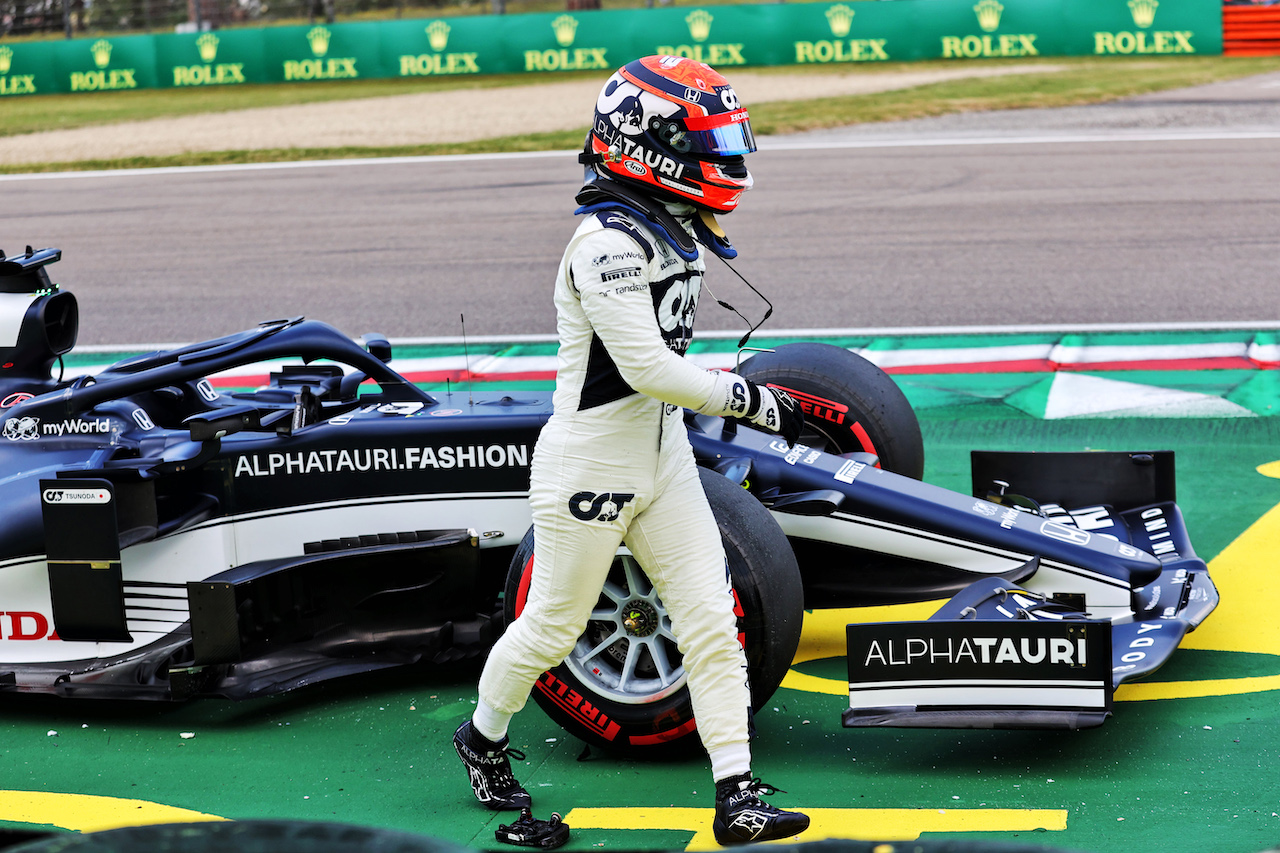 GP IMOLA, Yuki Tsunoda (JPN) AlphaTauri AT02 crashed during qualifying.
17.04.2021. Formula 1 World Championship, Rd 2, Emilia Romagna Grand Prix, Imola, Italy, Qualifiche Day.
- www.xpbimages.com, EMail: requests@xpbimages.com © Copyright: Batchelor / XPB Images