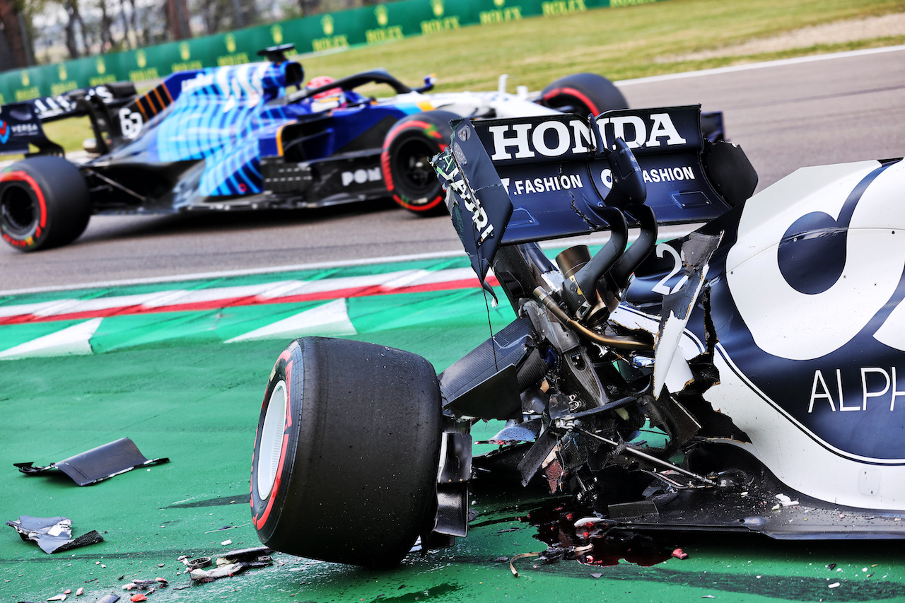 GP IMOLA, Yuki Tsunoda (JPN) AlphaTauri AT02 crashed during qualifying.
17.04.2021. Formula 1 World Championship, Rd 2, Emilia Romagna Grand Prix, Imola, Italy, Qualifiche Day.
- www.xpbimages.com, EMail: requests@xpbimages.com © Copyright: Batchelor / XPB Images