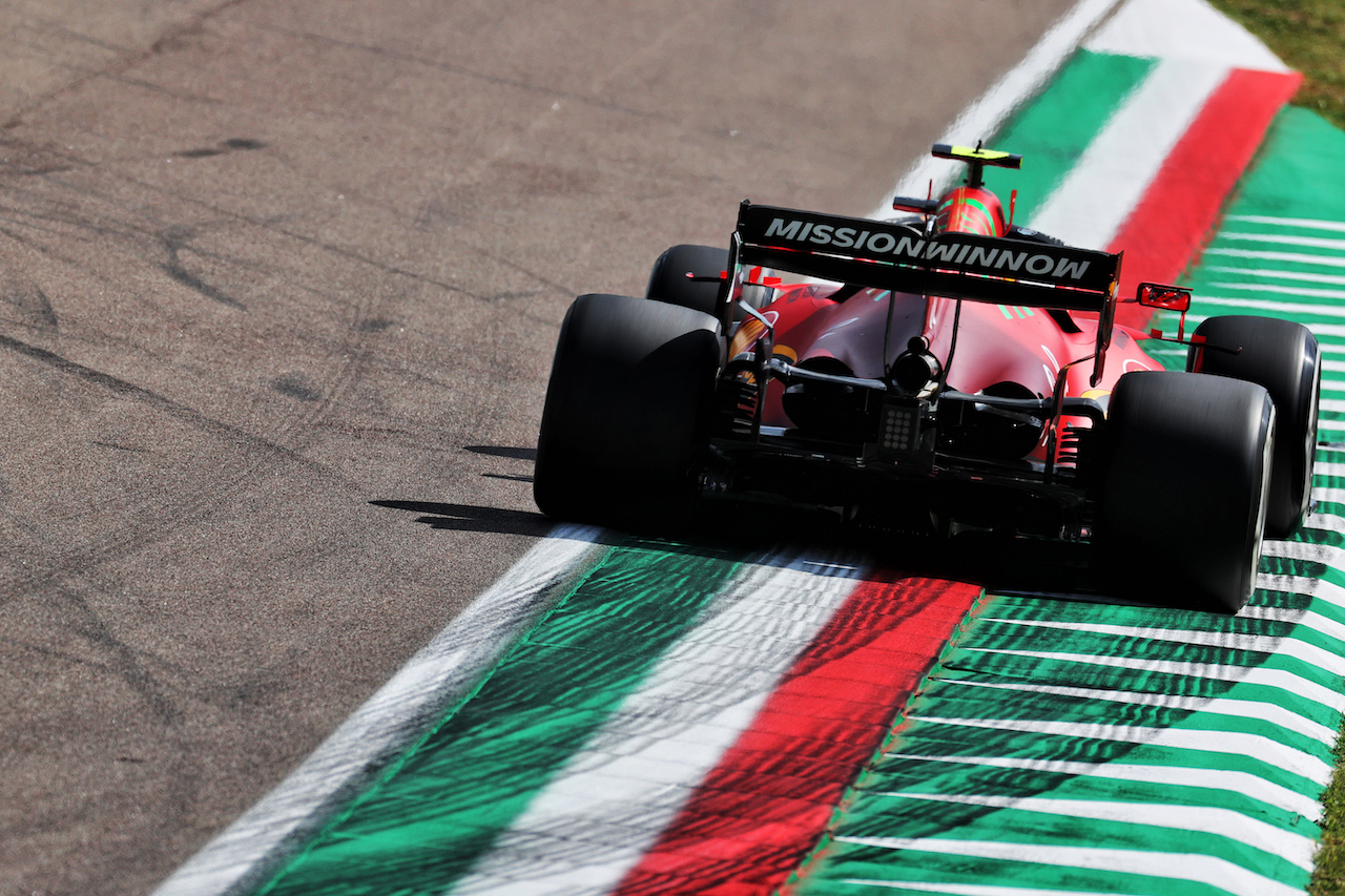 GP IMOLA, Carlos Sainz Jr (ESP) Ferrari SF-21.
16.04.2021. Formula 1 World Championship, Rd 2, Emilia Romagna Grand Prix, Imola, Italy, Practice Day.
- www.xpbimages.com, EMail: requests@xpbimages.com © Copyright: Batchelor / XPB Images