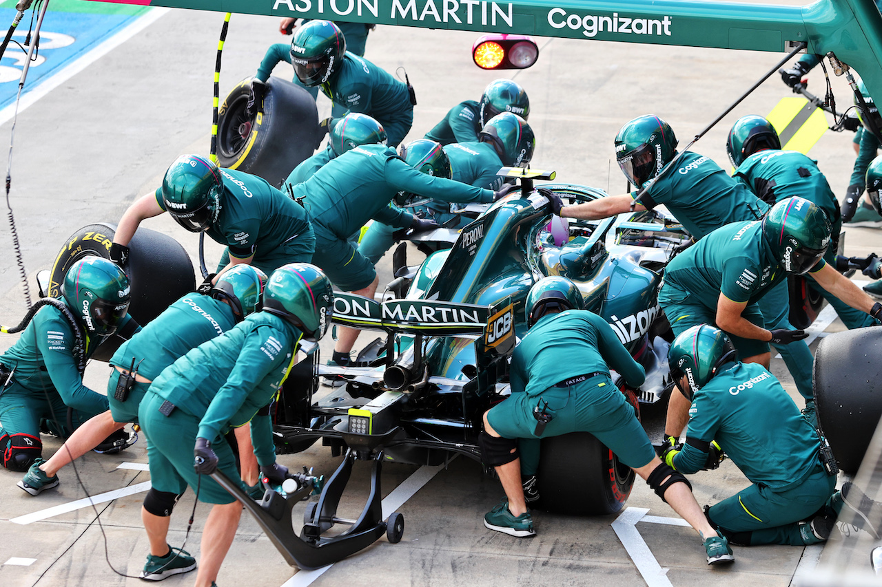 GP IMOLA, Sebastian Vettel (GER) Aston Martin F1 Team AMR21 practices a pit stop.
16.04.2021. Formula 1 World Championship, Rd 2, Emilia Romagna Grand Prix, Imola, Italy, Practice Day.
- www.xpbimages.com, EMail: requests@xpbimages.com © Copyright: Moy / XPB Images