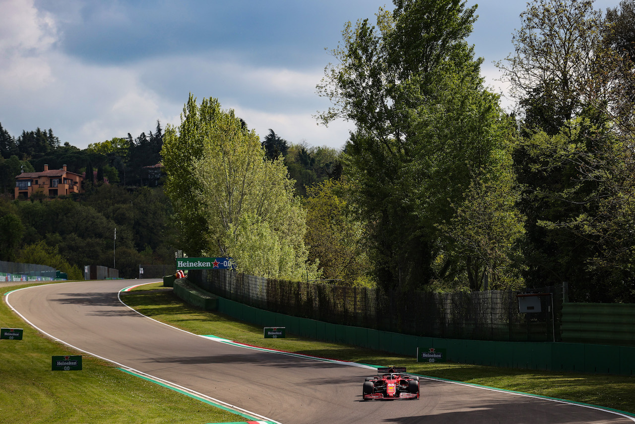 GP IMOLA, Carlos Sainz Jr (ESP), Ferrari 
16.04.2021. Formula 1 World Championship, Rd 2, Emilia Romagna Grand Prix, Imola, Italy, Practice Day.
- www.xpbimages.com, EMail: requests@xpbimages.com ¬© Copyright: Charniaux / XPB Images