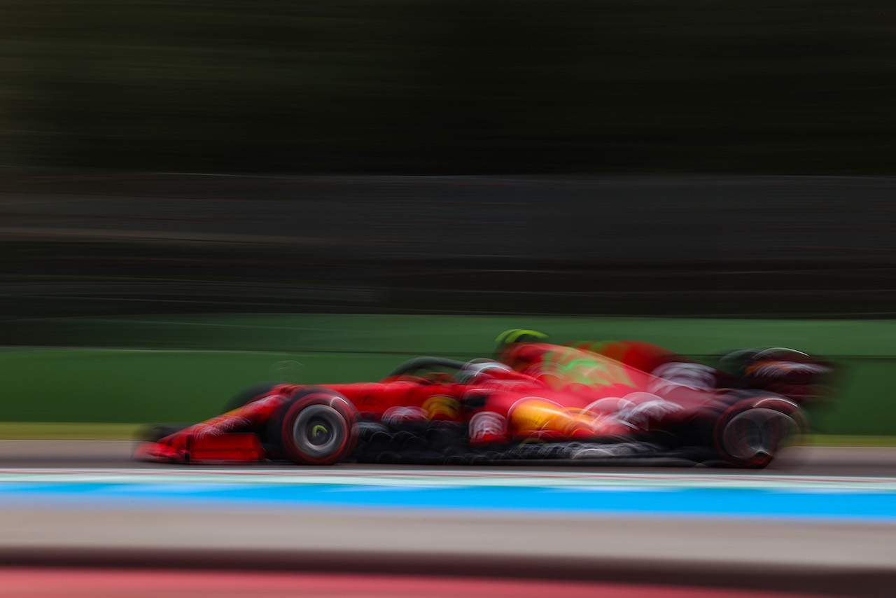 GP IMOLA, Carlos Sainz Jr (ESP), Ferrari 
16.04.2021. Formula 1 World Championship, Rd 2, Emilia Romagna Grand Prix, Imola, Italy, Practice Day.
- www.xpbimages.com, EMail: requests@xpbimages.com ¬© Copyright: Charniaux / XPB Images