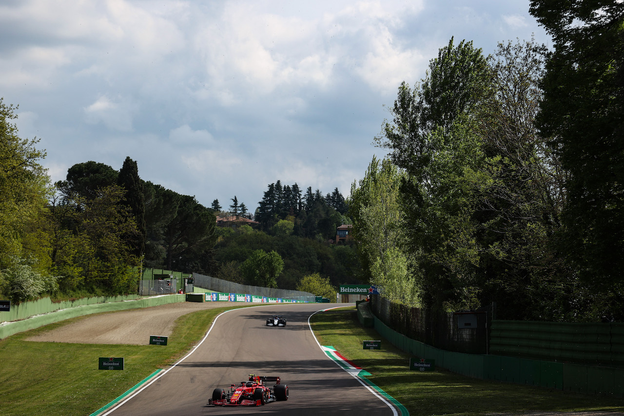 GP IMOLA, Carlos Sainz Jr (ESP), Ferrari 
16.04.2021. Formula 1 World Championship, Rd 2, Emilia Romagna Grand Prix, Imola, Italy, Practice Day.
- www.xpbimages.com, EMail: requests@xpbimages.com ¬© Copyright: Charniaux / XPB Images