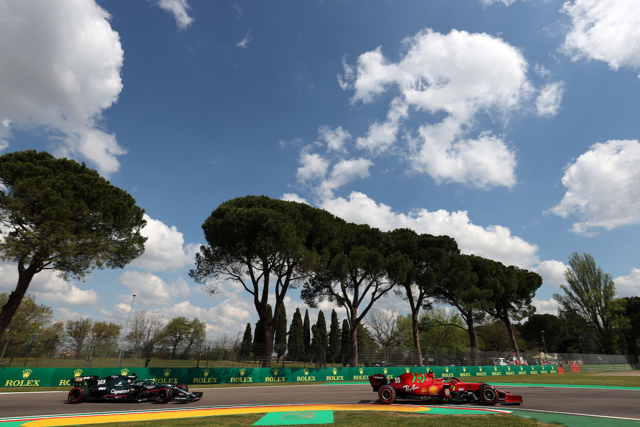 GP IMOLA, Carlos Sainz Jr (ESP), Ferrari e Lance Stroll (CDN), Aston Martin F1 Team 
16.04.2021. Formula 1 World Championship, Rd 2, Emilia Romagna Grand Prix, Imola, Italy, Practice Day.
- www.xpbimages.com, EMail: requests@xpbimages.com ¬© Copyright: Charniaux / XPB Images